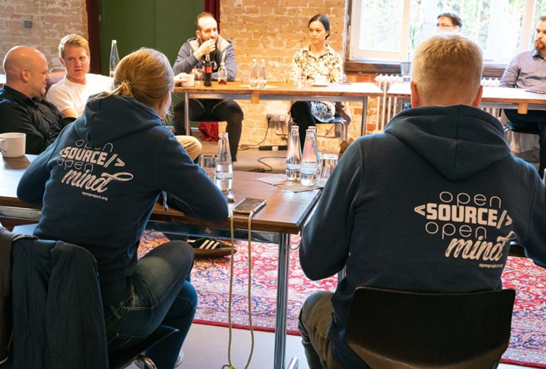 Eine Gruppe von OpenProject-Teammitgliedern bei einem Firmentreffen.